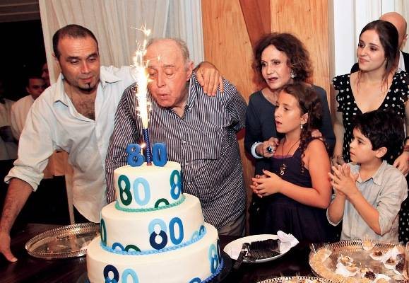 Mauro entre o filho João Paulo, a mulher, Rosamaria Murtinho, e os netos Anna Luiza, Victoria e Pedro Lucas - GIANNE CARVALHO