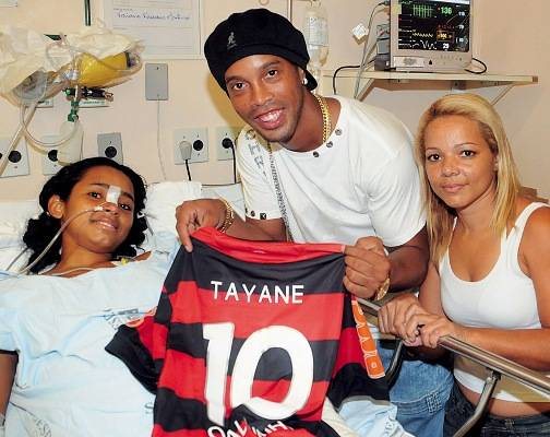 Ronaldinho Gaúcho visita vítima de realengo - REUTERS