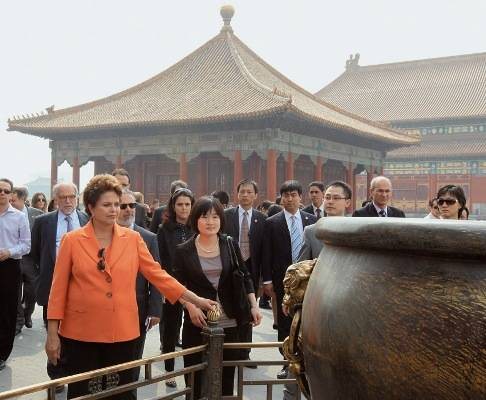 Acompanhada por uma delegação, Dilma conhece a Cidade Proibida, em Pequim. - FOTOS: CITY FILES E REUTERS