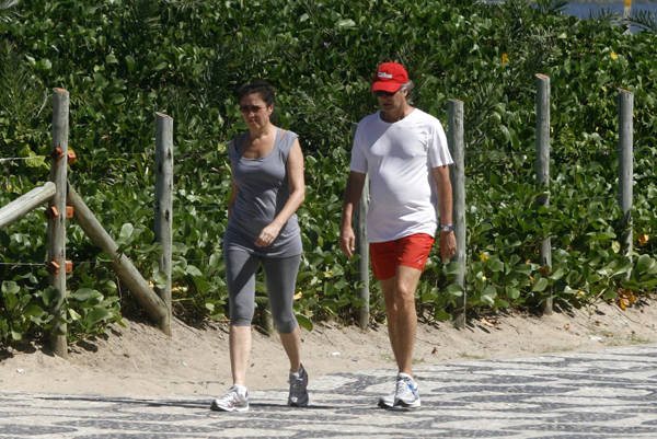 Lília Cabral e o marido, Iwan Figueiredo, na orla do Leblon - PhotoRioNews