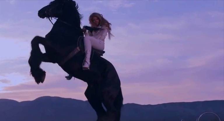 Beyoncé empina cavalo no clipe 'Run The World (Girls)' - CityFiles