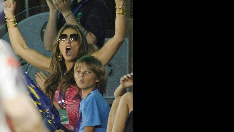 Elizabeth Hurley e seu filho Damian assistem ao jogo de cricket - Reprodução