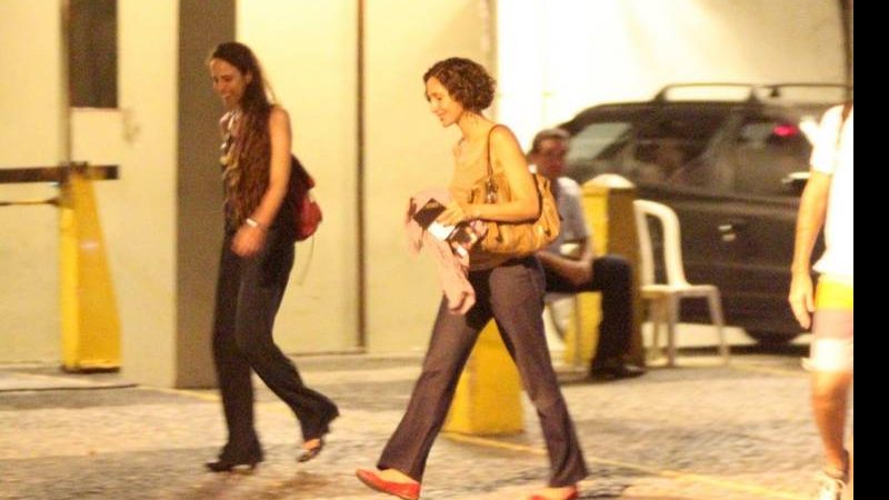 Camila Pitanga e amiga caminham no fim de tarde pelo Leblon - Fausto Candelaria / AgNews