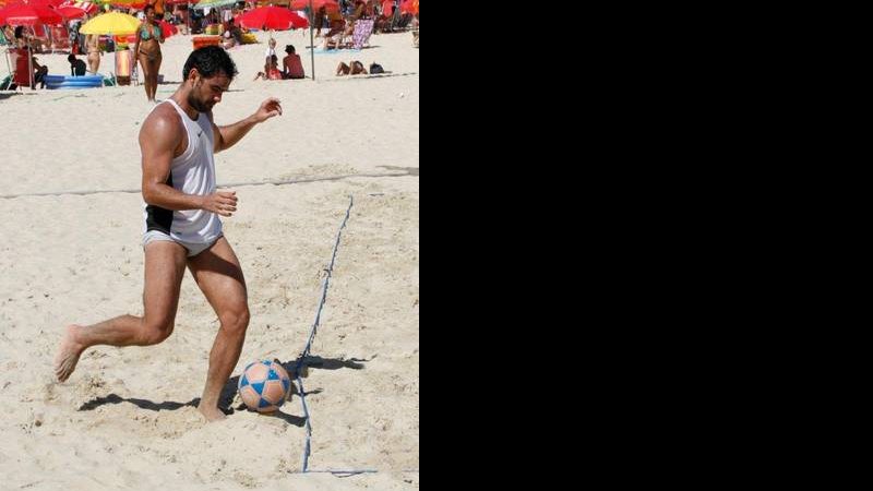 Thierry Figueira aproveita a manhã de sol na praia do Leblon - J.Humberto / AgNews