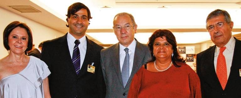 Lívia Paulino da Costa, Bruno Bomeny, Rubens Barbosa, Luiza Helena Trajano e Gilberto Bomeny, pai de Bruno, em reunião, SP. - ALEXANDRE NUNES, ANDRÉ VICENTE, CÉSAR ARAÚJO, EDU MORAES, MARIANA DEIENO ALTENFELDER, RICARDO SPIESS, SÉRGIO SAVARESE, SYLVIA GOSZTONYI E WALDEMIR FILETTI