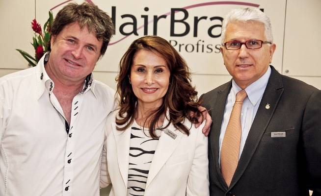 O hair stylist Wanderley Nunes é prestigiado pelo casal Waleska e Francisco Santos, respectivamente vice-pres. e presidente da 10ª edição da Feira Internacional de Beleza, Cabelos e Estética da América Latina, em São Paulo. - ANDRÉA MATSUMOTO, CESAR PEREIRA, FABIANA REIS, MOISÉIS MORAES E RENATO DE SOUZA.