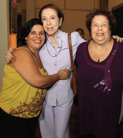 O abraço de Stella Maris Caymmi, filha de Nana, Fernanda e a cantora. - GIANNE CARVALHO