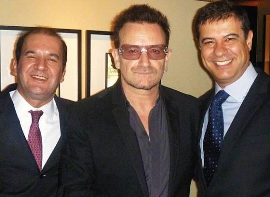 O vocalista do U2, Bono, vai a restaurante e é recebido pelo maitre Aristides Cardoso e por Carlos Bettencourt, sócio da casa, nos Jardins, SP. - ÁLVARO TOLEDO LEME, ANDRÉ VICENTE, DANI COEN, DUDU PACHECO, LETÍCIA BERINGHS BARONI, LINCON CAÇULA, LORENZO FABRI, NELSON CORTES DOS SANTOS, RICARDO RIBES E TIAGO ARCANJO