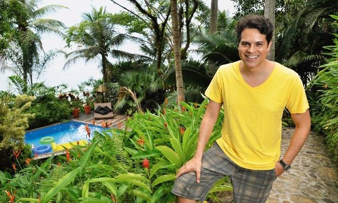 Em meio ao verde da Ilha de CARAS, em Angra dos Reis, o ator festeja a sua ótima fase profissional. - ORESTES LOCATEL