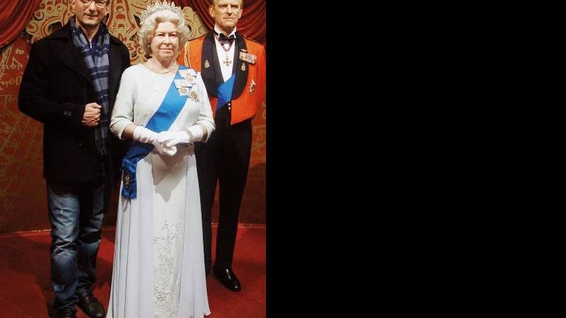 O apresentador confere as figuras de cera da rainha Elizabeth II e do príncipe Philip.