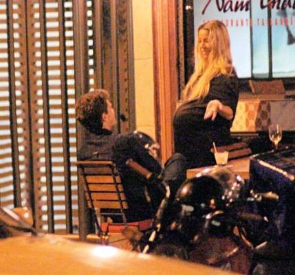 Grávida de quase 9 meses de um menino, a atriz sorri e conversa com seu ex-marido durante jantar em um restaurante carioca - FOTOS: FAUSTO CANDELÁRIA / AGNEWS