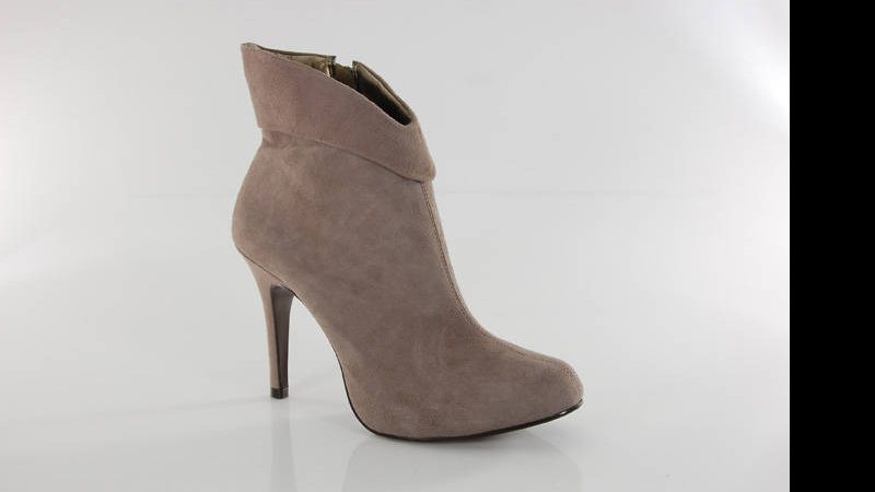 Bota de cano curto de camurça de cabra Andarella. Tel.:(21)2239-3398 www.andarella.com.br - Divulgação