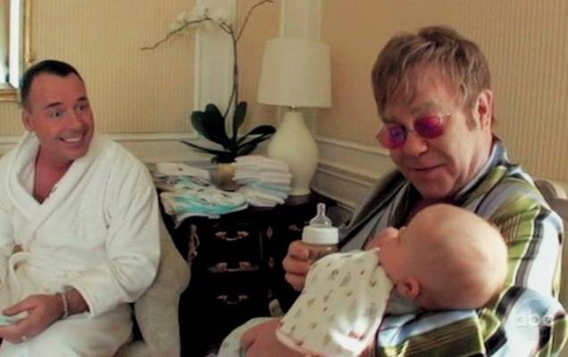 Elton John e o marido paparicam o herdeiro - SPLASH NEWS