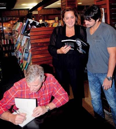 Em livraria carioca, Falabella faz dedicatória para Claudia e seu acompanhante, Leonardo Moça. - JOÃO MARIO NUNES