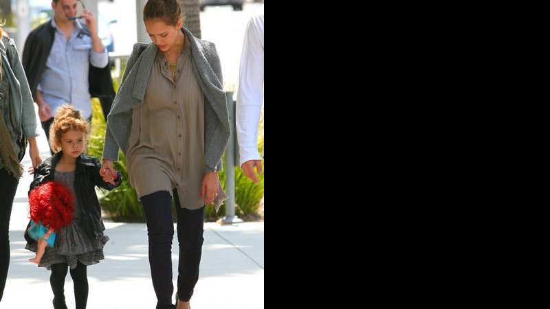 Jessica Alba com a filha Honor Marie em dia de compras - CityFiles