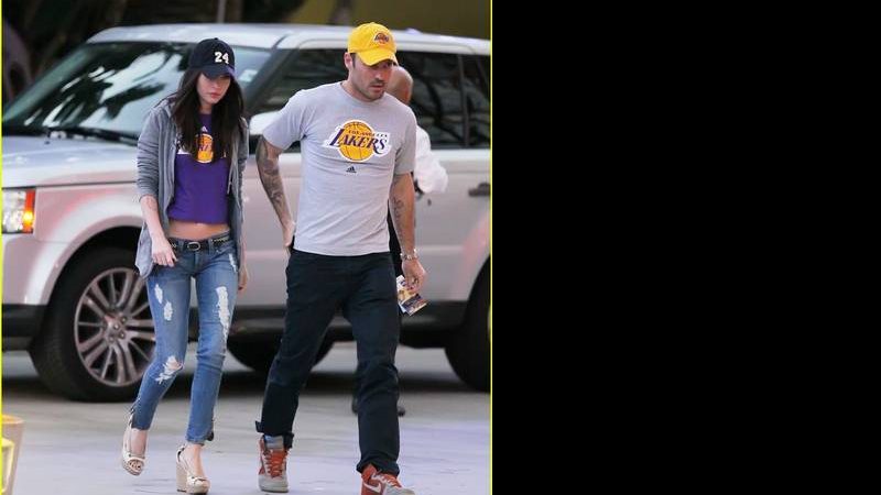 De uniforme e tudo, Megan Fox torce para o Lakers - Reprodução/Just Jared