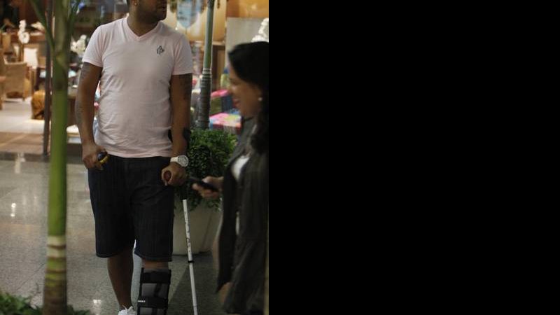 Adriano passeia de muletas em shopping do Rio de Janeiro - Delson Silva/AgNews