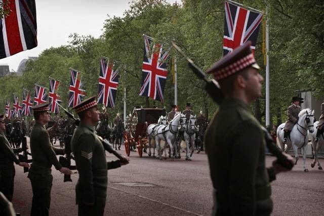 Militares se posicionam no último ensaio antes do casamento real - Getty Images