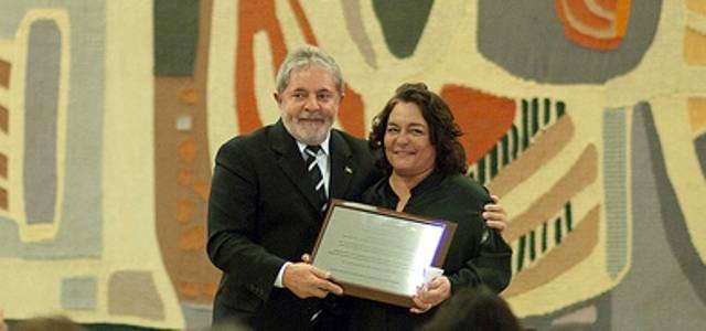 Luciana de Moraes em agosto de 2010, ao receber do então presidente Lula uma homenagem concedida a seu pai, o compositor Vinicius de Moraes - Divulgação/ Ministério da Cultura