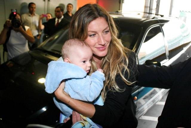 Gisele Bündchen segura um bebê no colo, em São Paulo - Manuela Scarpa/Photo Rio News