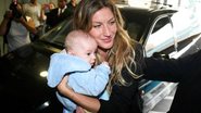 Gisele Bündchen segura um bebê no colo, em São Paulo - Manuela Scarpa/Photo Rio News