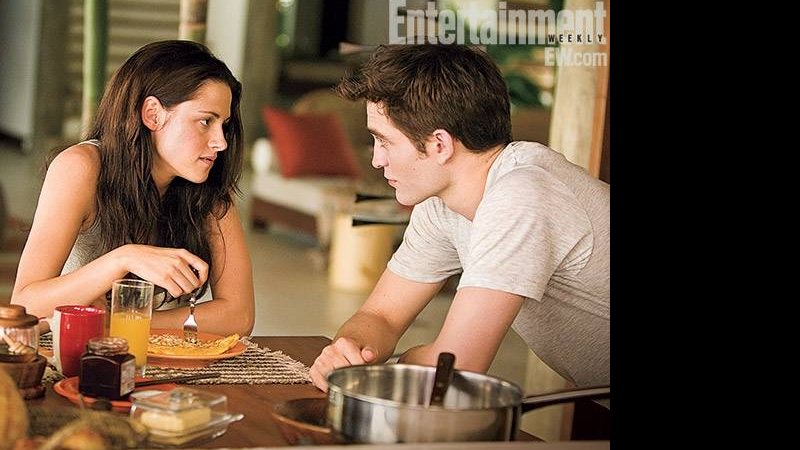 Bella (Kristen Stewart) e Edward (Robert Pattinson) em cena do filme 'Amanhecer' - Reprodução / Entertaniment Weekly