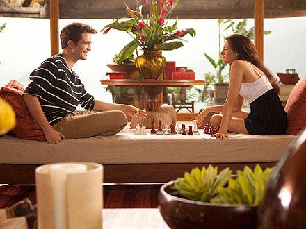 Bella (Kristen Stewart) e Edward (Robert Pattinson) em cena do filme 'Amanhecer' - Reprodução / People