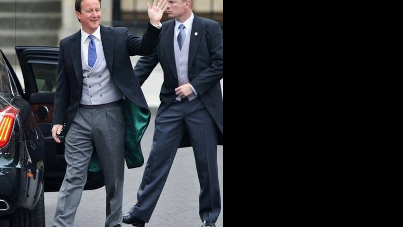 O primeiro-ministro David Cameron acena para as pessoas - Getty Images