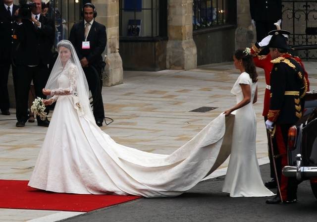 Pippa arruma cauda do vestido de Kate Middleton - Getty Images