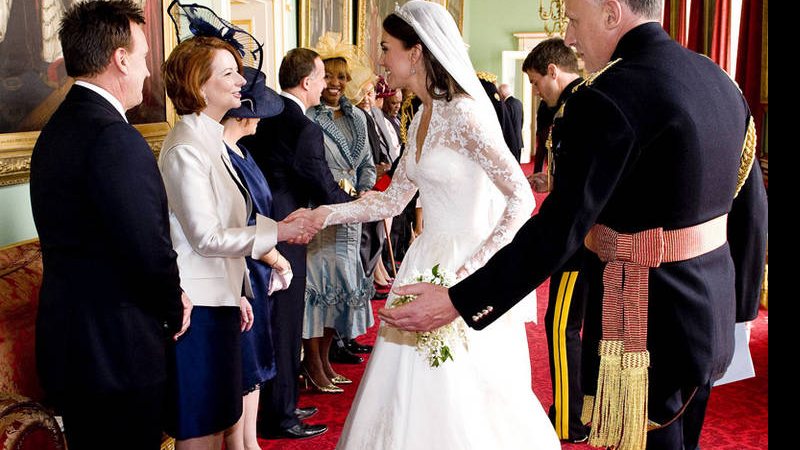 Kate Middleton recebe a primeira-ministra da Austrália Julia Gillard e Tim Matheison - Reuters