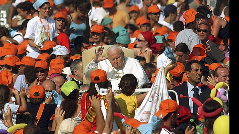 05/09/2004 - Papa chegando a Loreto, na Itália, para missa ao ar livre - Getty Images