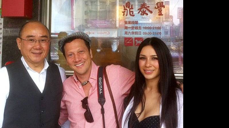 Rob Schneider com Patricia Azarcoya Arce em Taiwan durante a lua de mel - Reprodução People