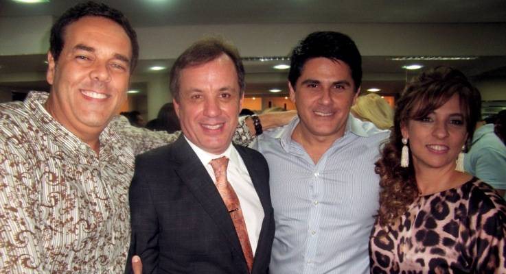 Marco Camargo e César Filho (3º da esq. p/dir.) prestigiam o casal Eduardo e Marcela Buchaim, que inaugura novo endereço de clínica de estética, em SP. - DIETER HEISS, FERNANDO MUCCI, LIANE G. ZAIDLER, MÁRCIA STIVAL, OVADIA SAADIA E CLAUDIO IZIDIO, PAULO KUS, RICARDO BAKKER, THIAGO TEIXEIRA E VIVIAN FERNANDEZ.