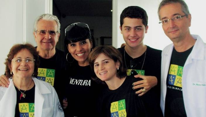 Incansável, Deborah Ventura (2ª da esq. p/ dir.) promove em SP o projeto Visão e Ação entre os médicos, os irmãos Rosa e Socio Graziano, Iara Debert e Mauricio Della Paolera, e seu filho, o jovem Felipe Ventura. - DIETER HEISS, FERNANDO MUCCI, LIANE G. ZAIDLER, MÁRCIA STIVAL, OVADIA SAADIA E CLAUDIO IZIDIO, PAULO KUS, RICARDO BAKKER, THIAGO TEIXEIRA E VIVIAN FERNANDEZ.