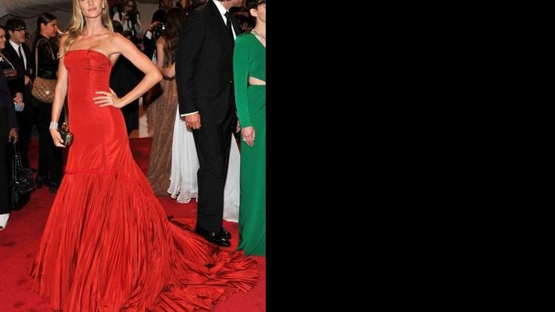 Gisele poderosa em vestido vermelho de McQueen - Getty Images