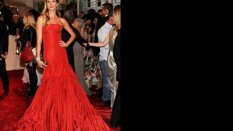 Gisele poderosa em vestido vermelho de McQueen - Getty Images