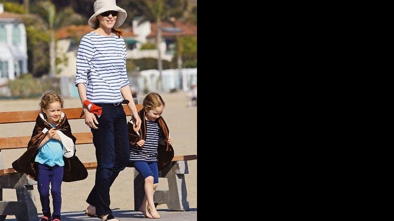 Na praia de Santa Mônica, no litoral da Califórnia, a atriz Marcia Cross se diverte com as herdeiras, as gêmeas Eden e Savannah. Cheias de estilo, as meninas se mostram à vontade no passeio que teve o azul como cor dominante nos looks - todos bem - STARTRAKS