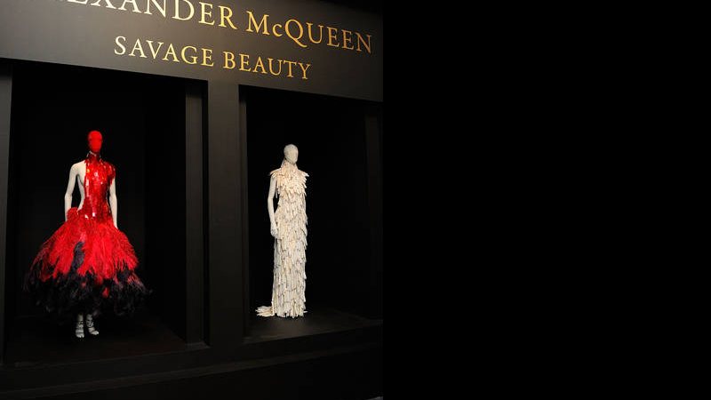 Prévia das peças presentes na exposição 'Alexander McQueen: Savage Beauty' - Getty Images