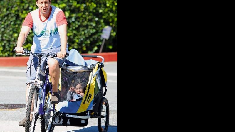 Adam Sandler passeia com as filhas - FLYNET / BRAINPIX