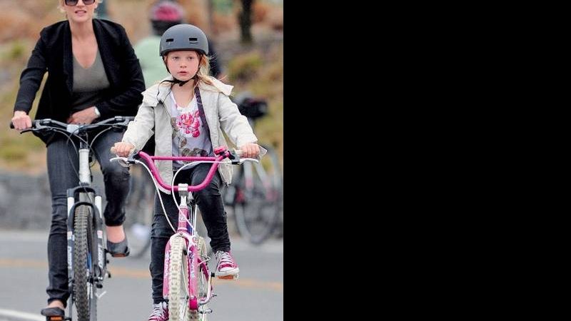 Em Nova York, a atriz aproveita o dia de sol para andar de bicicleta às margens do rio Hudson com a primogênita. A menina e o irmão, Joe, têm os traços da mãe. - SPLASH NEWS