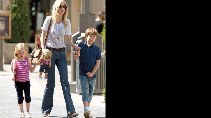 Em Hollywood, Claudia Schiffer faz passeio com seus filhos Clementine e Caspar. A fofa herdeira esbanja graça ao desfilar modelito casual idêntico ao de sua boneca. - SPLASH