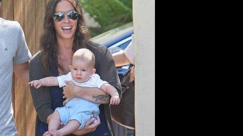 Alanis Morissette com o filho Ever em Los Angeles - Grosby Group