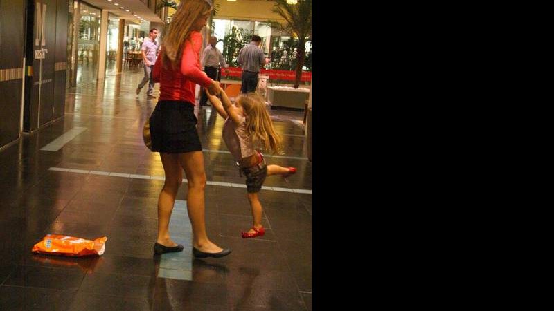 Maria Luiza brinca com a filha Maria Luiza em shopping no Rio de Janeiro - Daniel Delmiro / AgNews