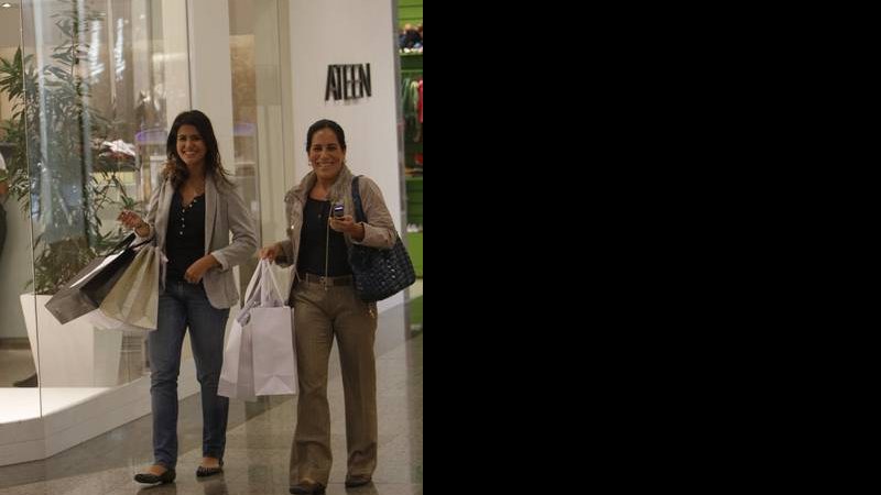 Glória Pires e a filha Antônia vão às compras - AgNews