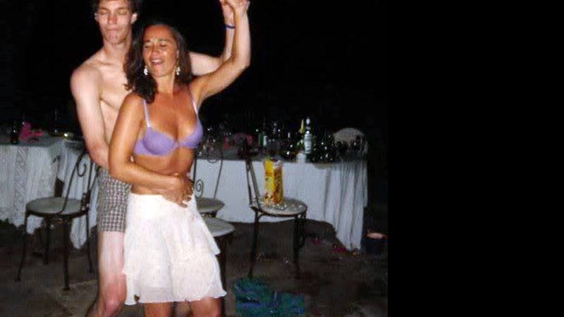 Pippa Middleton dança sem protocolo algum com moço sem camisa - Reprodução/The Huffington Post