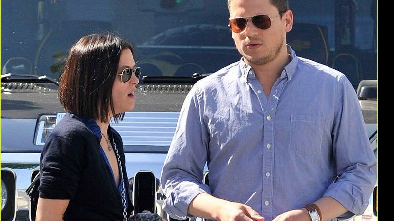 Wentworth Miller com "amiga" - Reprodução/Just Jared