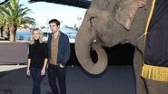 Reese e Pattinson ao lado de um elefante em Sydney - City Files