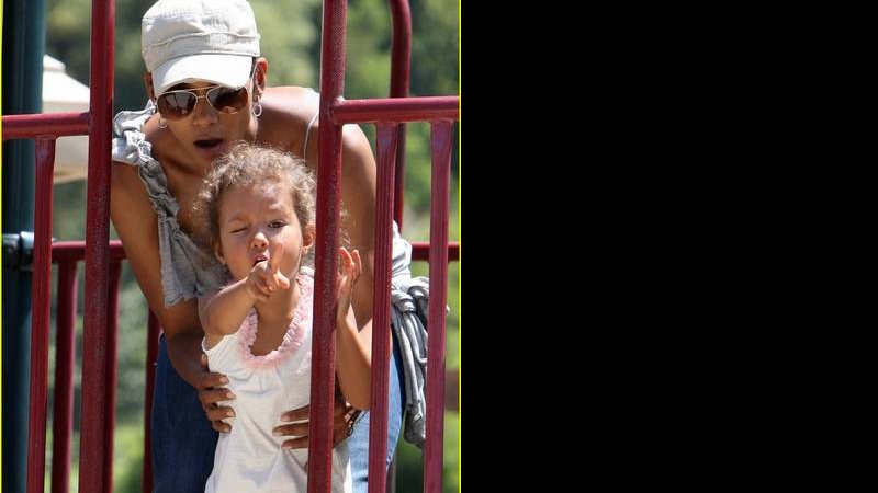 Halle Berry e a filha Nahla - Reprodução/Just Jared