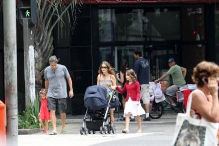 Cláudia Abreu passeia com a família pelo Leblon, no Rio de Janeiro - Wallace Barbosa/AgNews