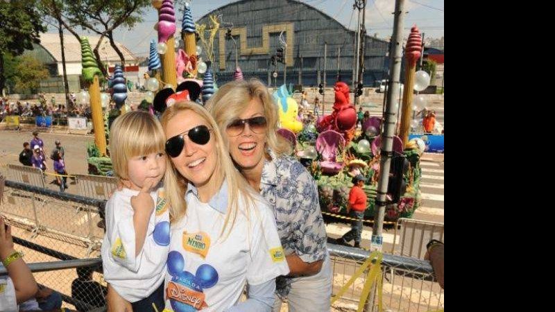 Marina de Sabrit, Patrícia e o filho, Maximilian na Disney - Reprodução